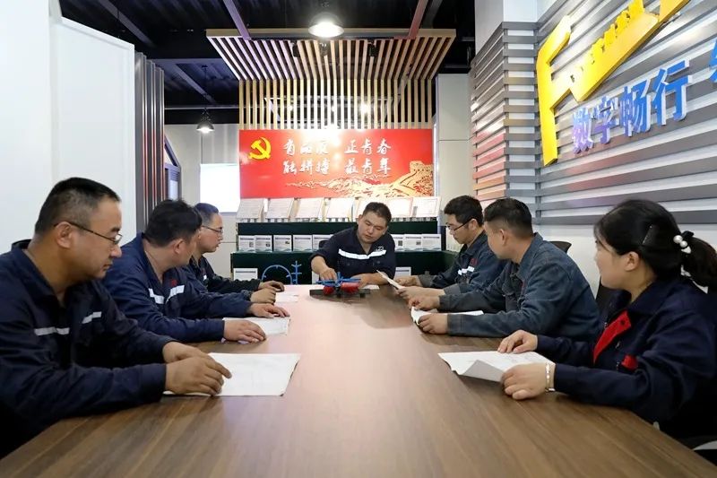 在智创基地进行科技攻关研讨.jpg 在智创基地进行科技攻关研讨.jpg
