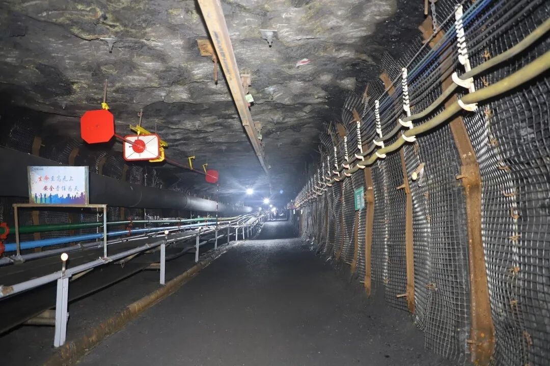 10、掘进巷道.JPG