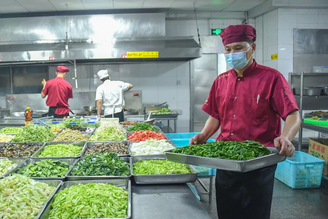 高庄煤业职工食堂厨师长孙福刚正在备菜.jpg 高庄煤业职工食堂厨师长孙福刚正在备菜.jpg