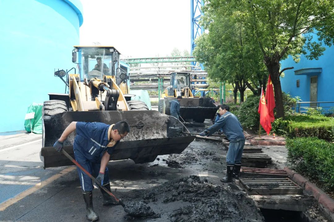 清挖水沟_副本.jpg 清挖水沟_副本.jpg