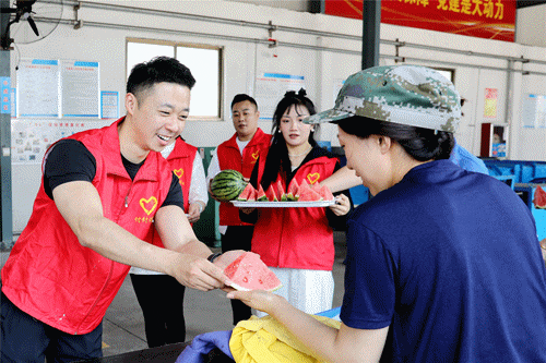 付村煤业送清凉活动.gif 付村煤业送清凉活动.gif