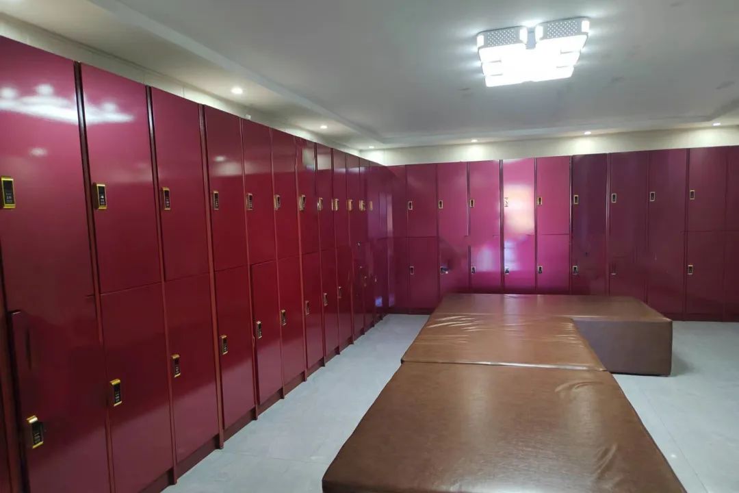 现澡堂更衣室.jpg 现澡堂更衣室.jpg