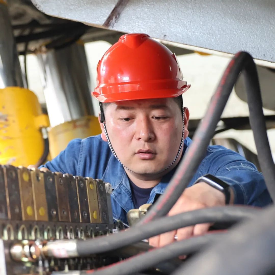 柴里煤礦機(jī)電管理部機(jī)電設(shè)備制修廠廠長(zhǎng)崔雷.jpg