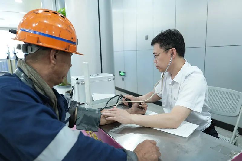 為職工測量血壓.jpg 為職工測量血壓.jpg