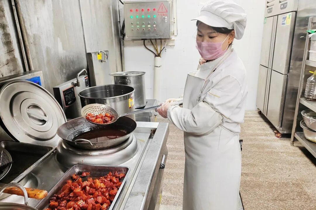 田陈煤矿职工食堂:灶台不冷,年味更暖 (1).jpg 田陈煤矿职工食堂:灶台不冷,年味更暖 (1).jpg