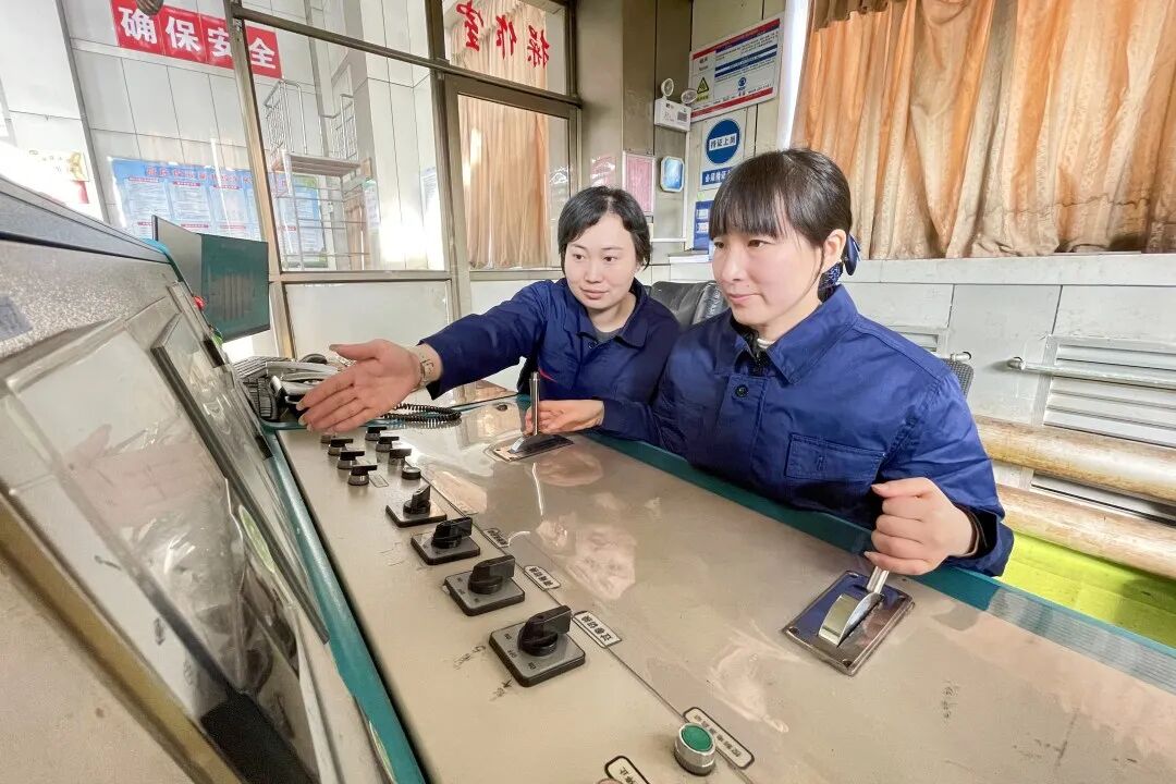 宋文刘霞两人正在操纵绞车.jpg 宋文刘霞两人正在操纵绞车.jpg