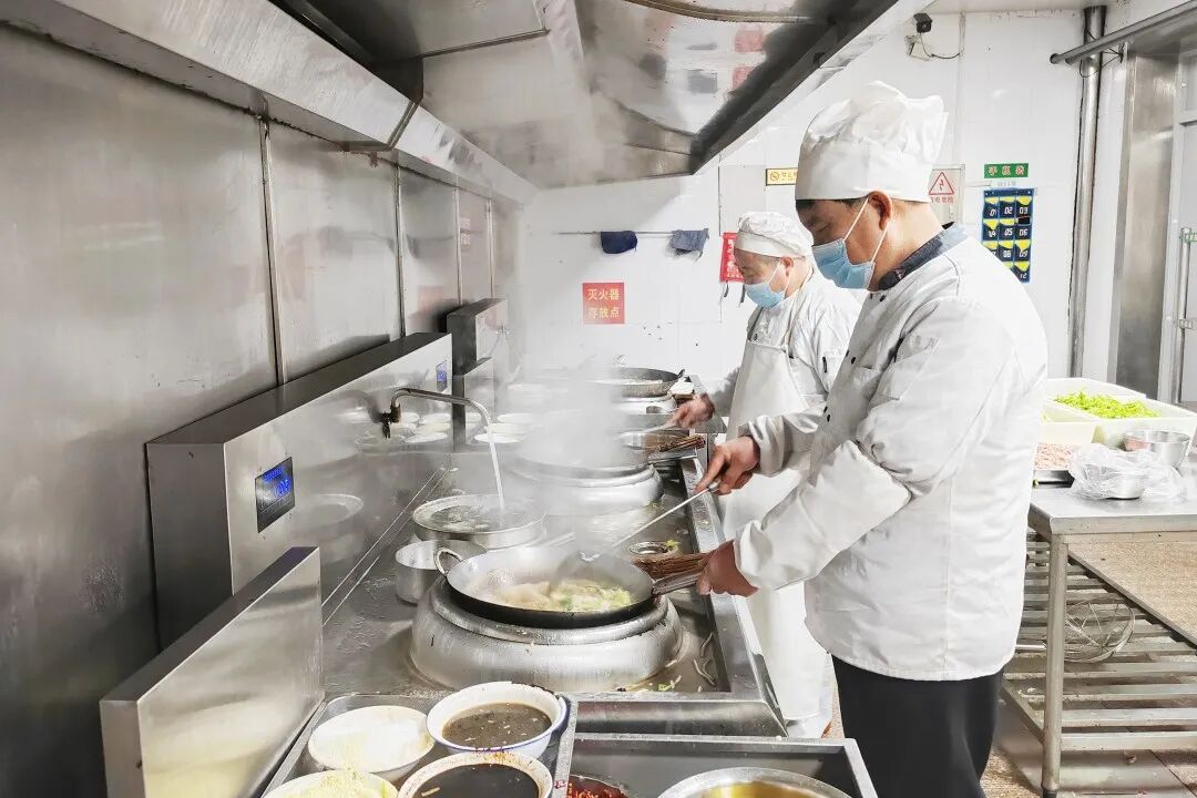 田陈煤矿职工食堂:灶台不冷,年味更暖 (3).jpg 田陈煤矿职工食堂:灶台不冷,年味更暖 (3).jpg