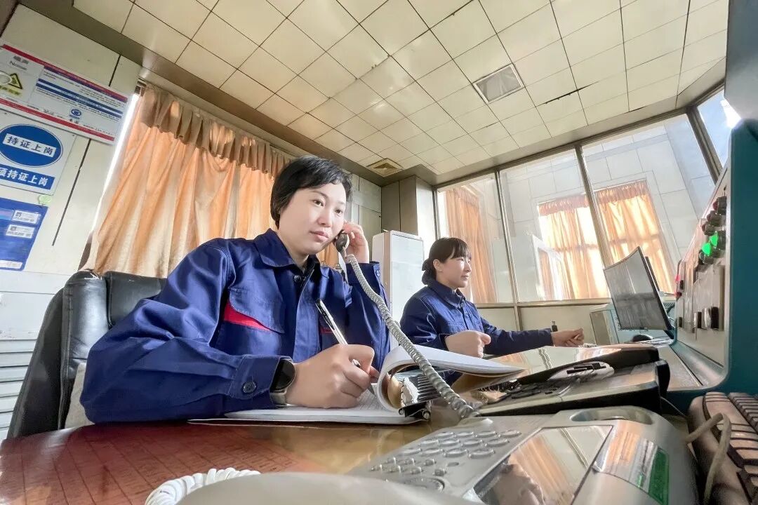 宋雯在接打电话.jpg 宋雯在接打电话.jpg