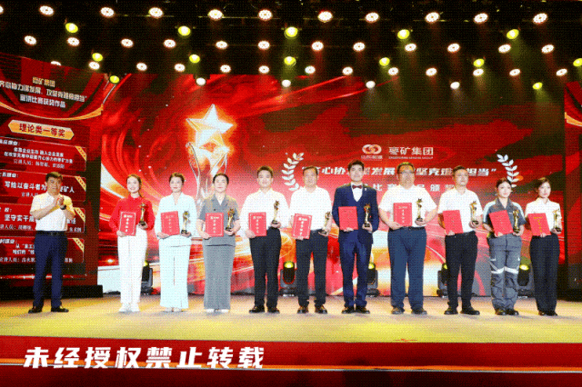李文周书记颁奖.gif