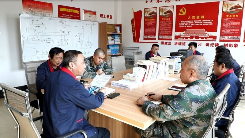 龙矿热电公司运行车间党支部组织党员干部集中学习