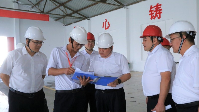 贾总查看电焊工比武现场1IMG_6361