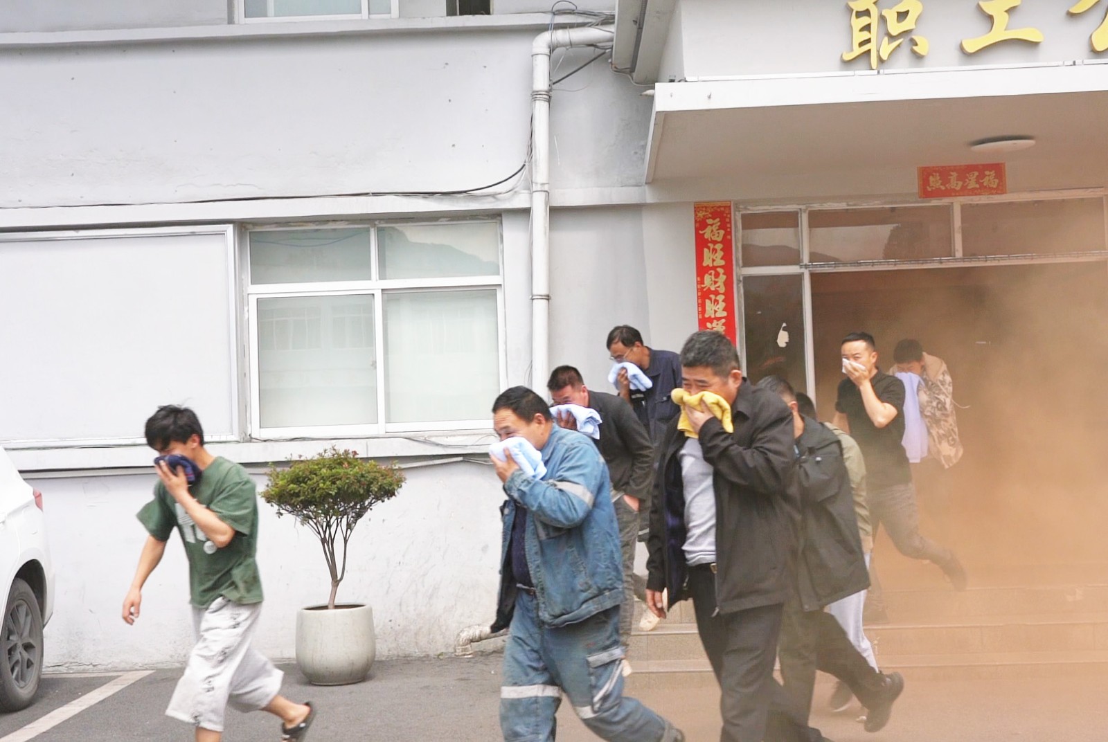 逃生现场