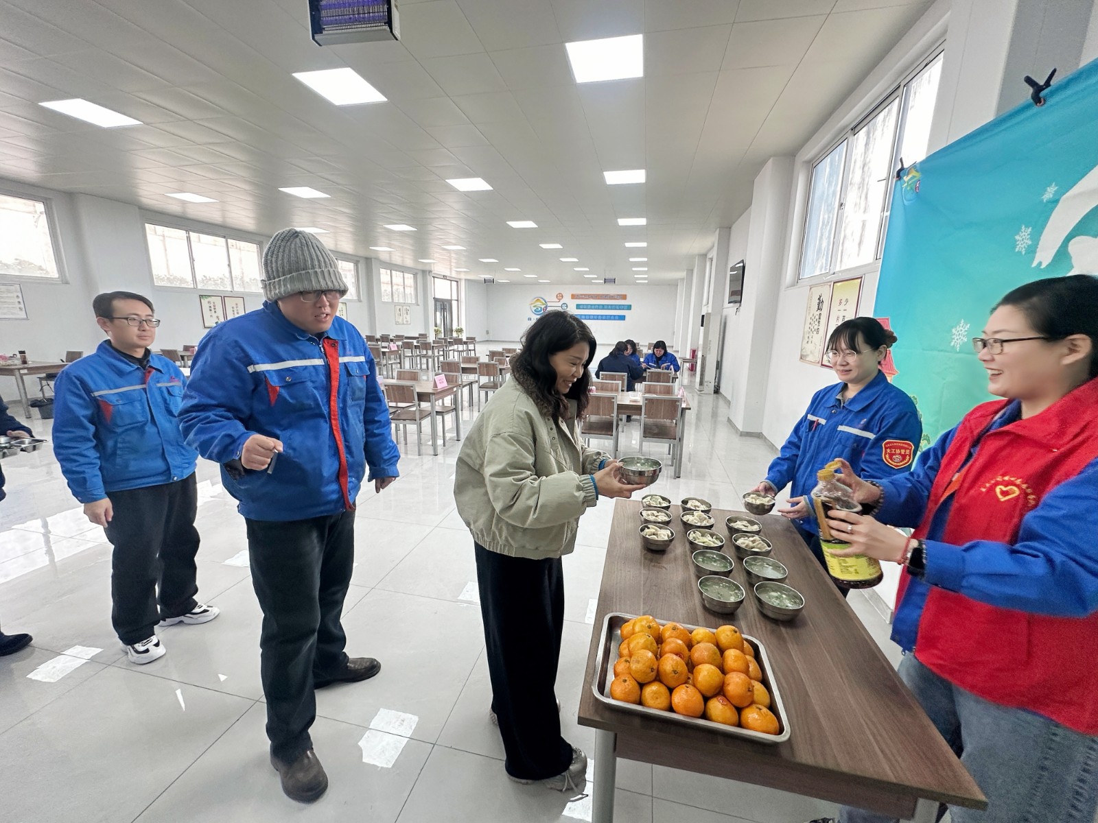 女工协管、女工志愿者为职工递上羊汤、水饺