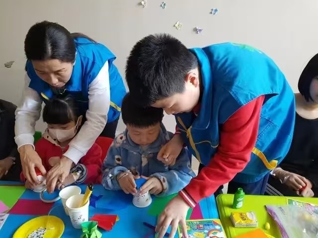金延花（左一）参加社区公益活动