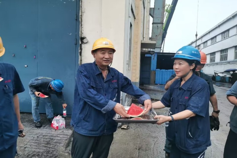 清凉慰问暖人心