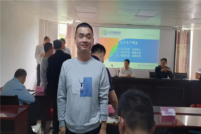 张东峰在绿塘煤矿参加班前会