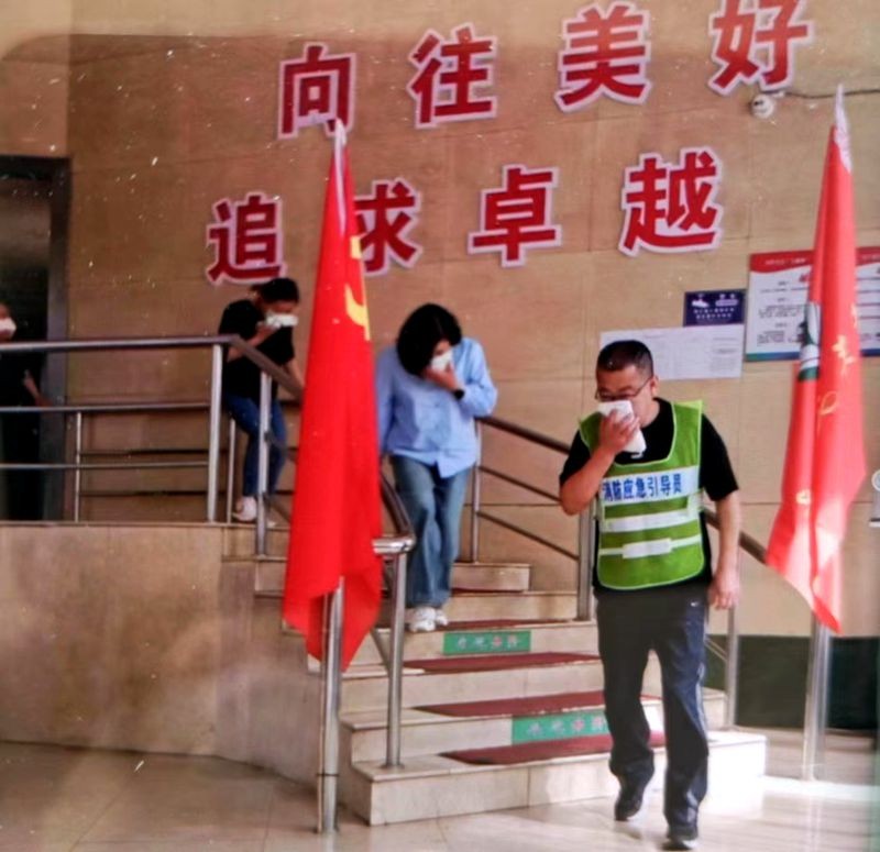 图片1、引导职工安全疏散