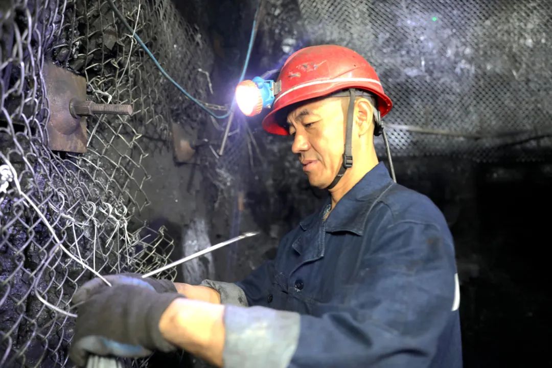 1.兴隆庄煤矿综掘一区生产班班长王红杰.JPG