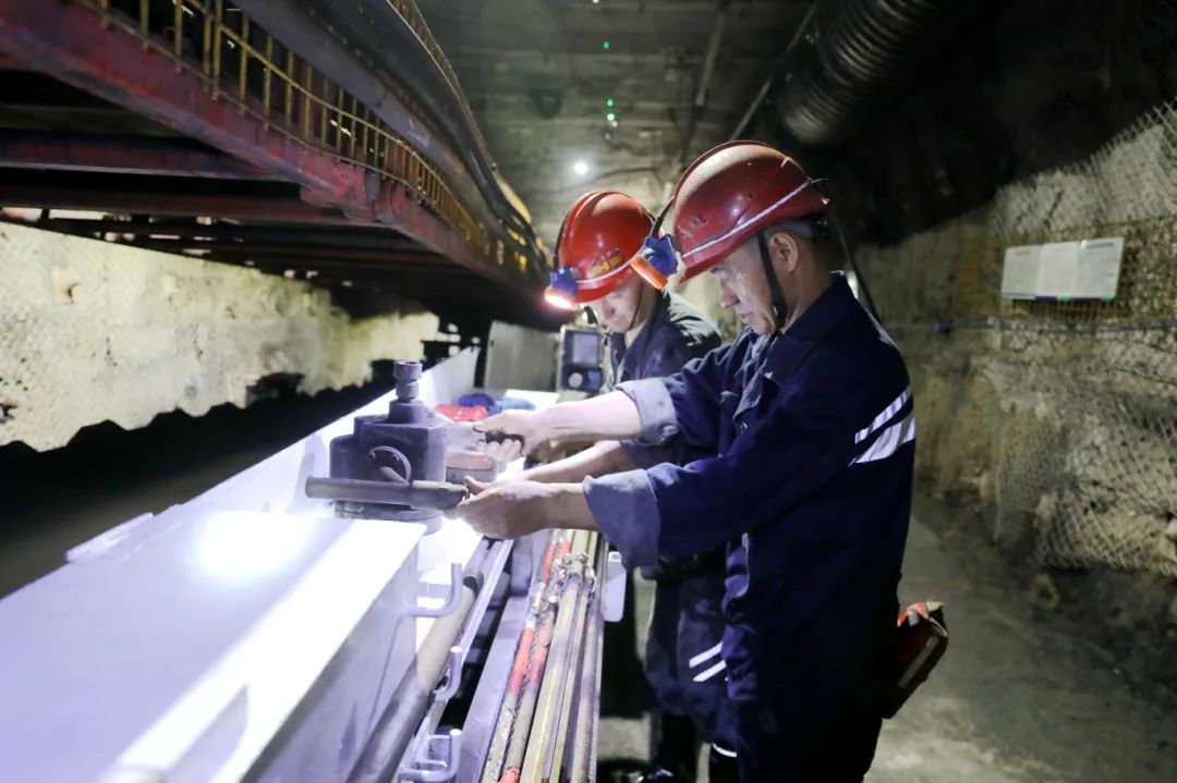 3.王红杰与班组成员将用完的支护材料摆放物料架，做到工完料净.JPG