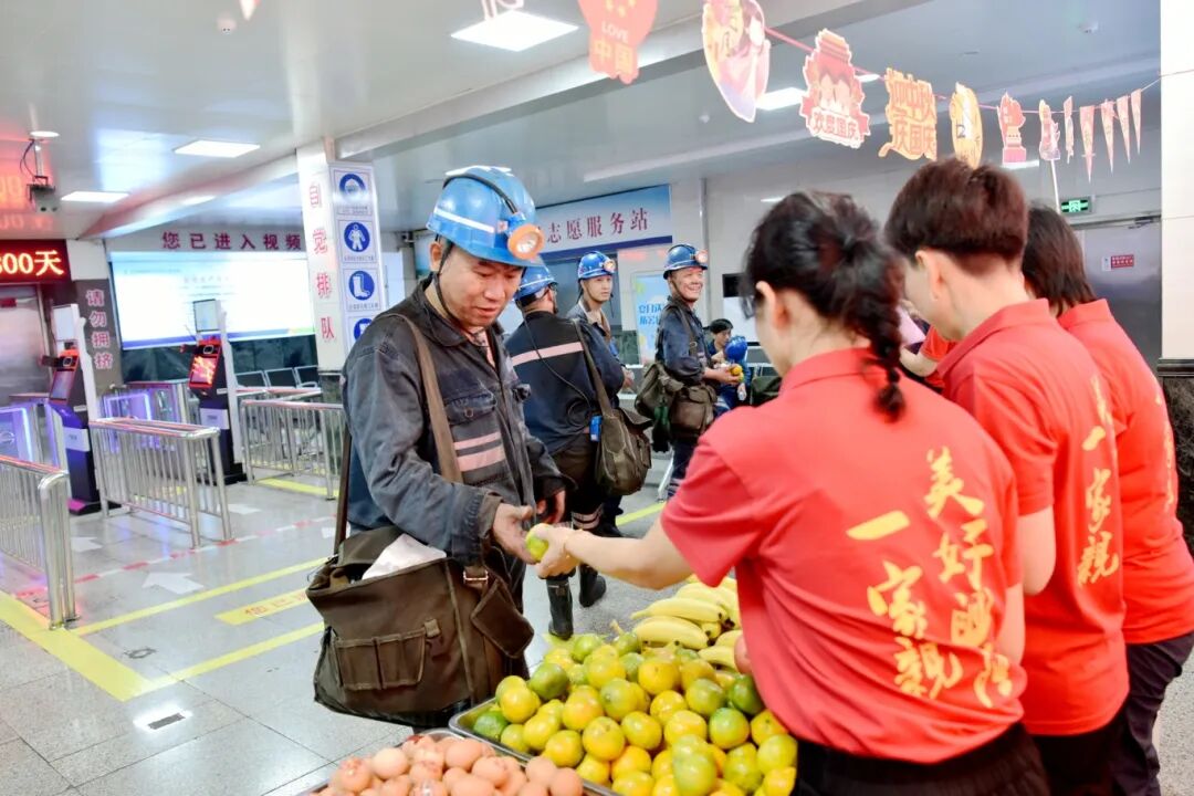2.送慰问品.JPG
