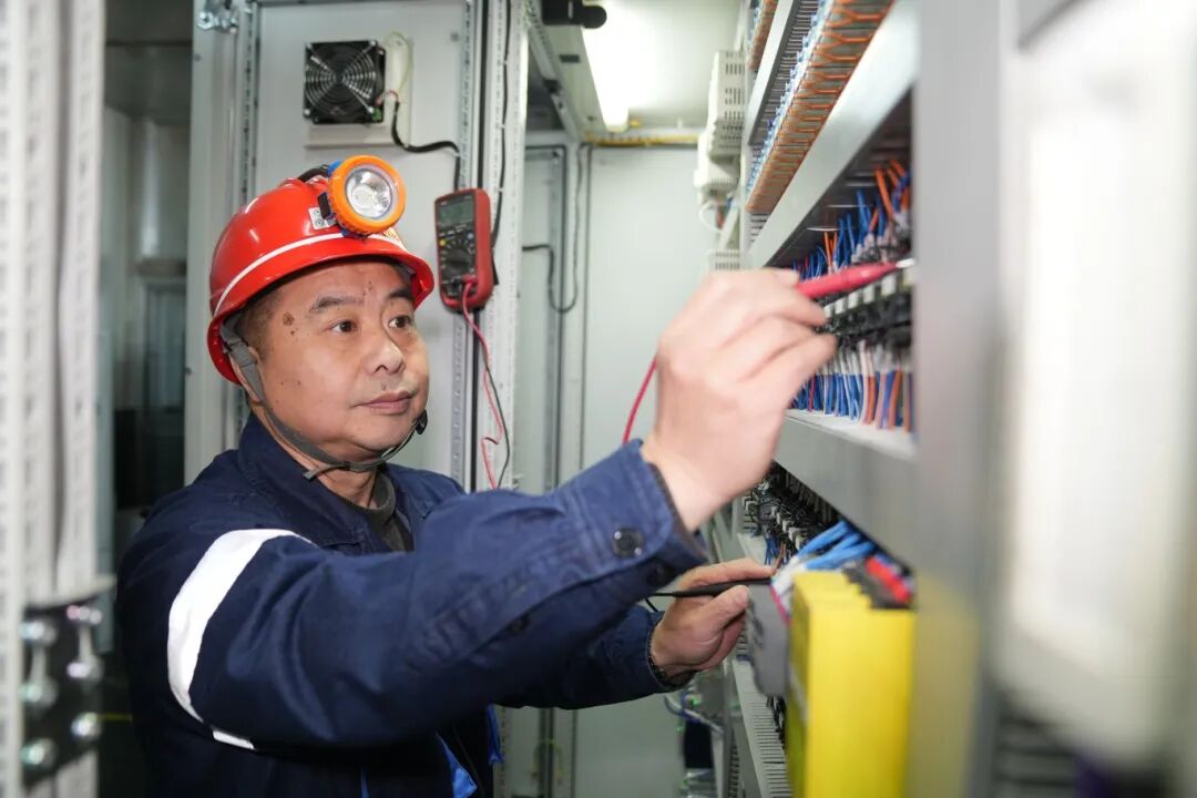 【大家谈】兴隆庄煤矿 机电工区 郭金陵(大国工匠 齐鲁大工匠).JPG