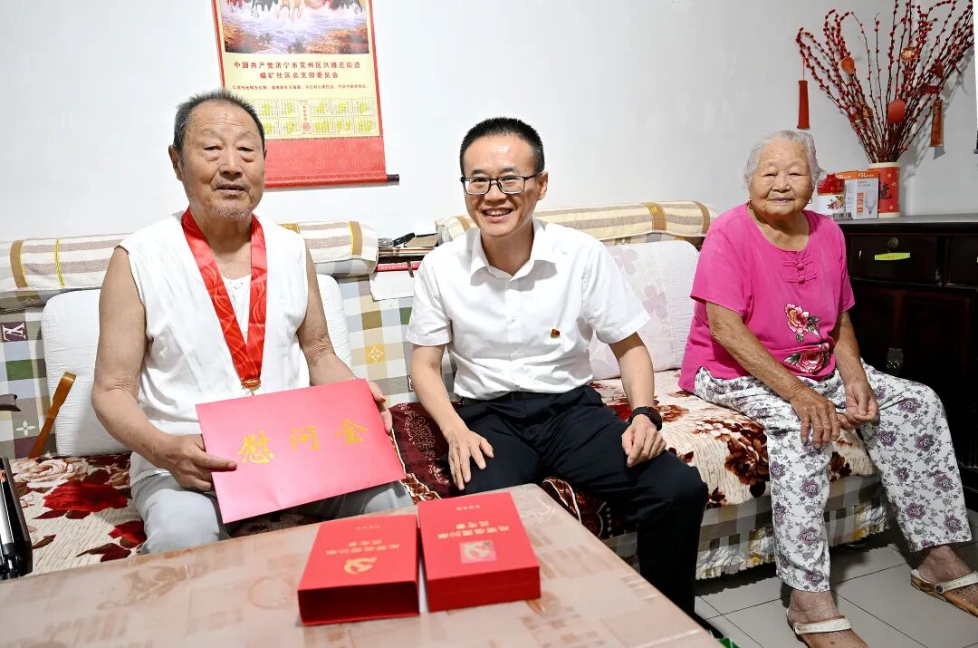 李小义七一走访.jpg
