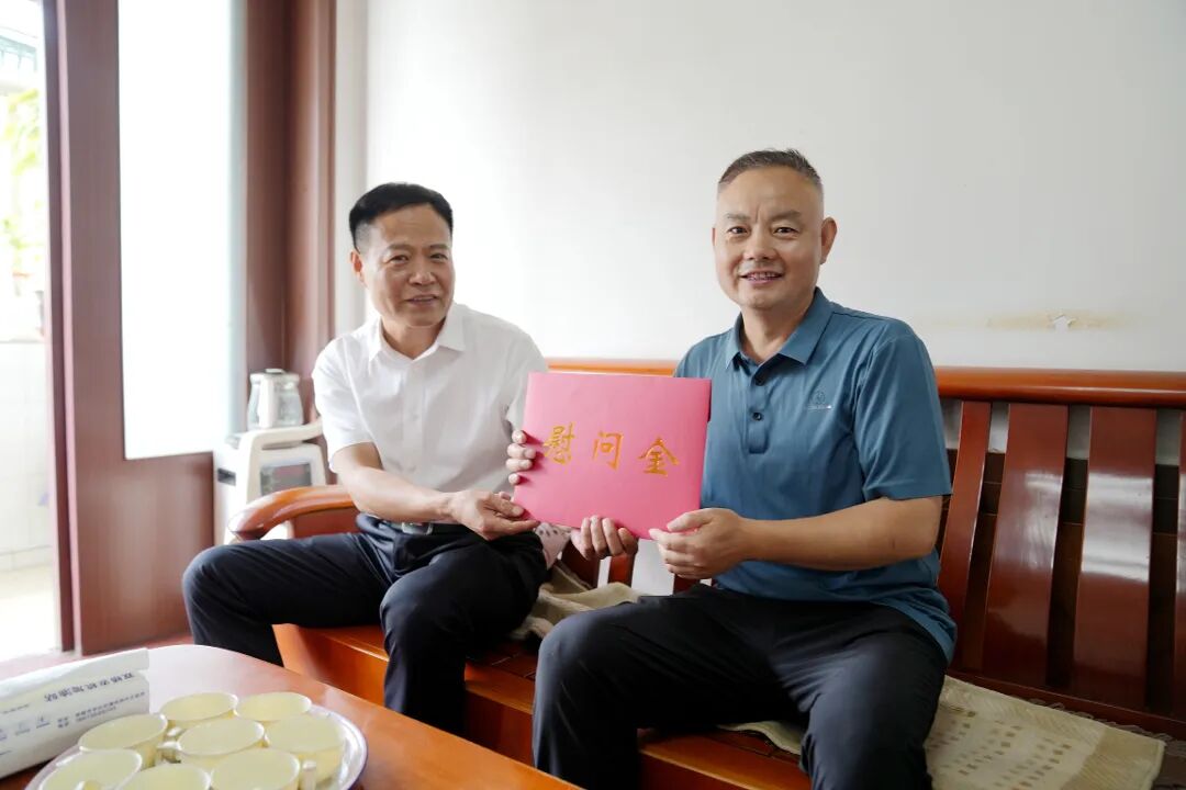 蔡书记走访赵维波.JPG