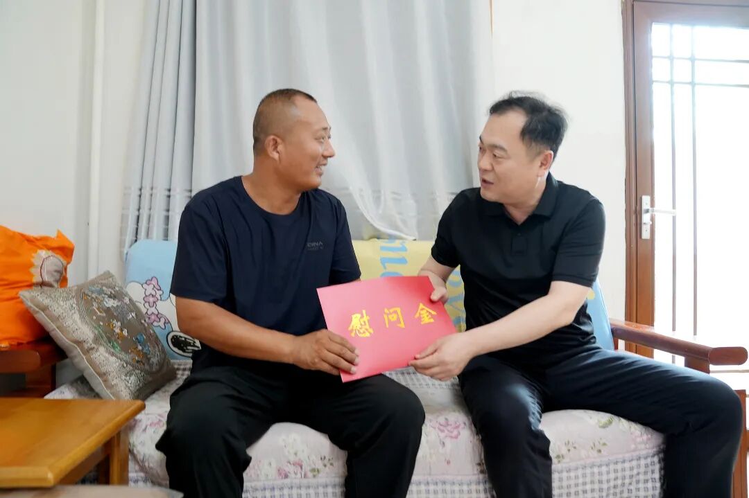 李矿长走访刘开清.jpg