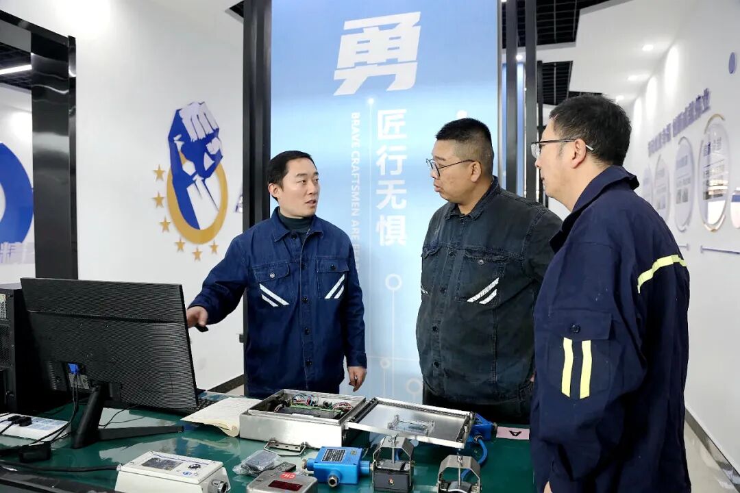 秦钦在工作室.jpg