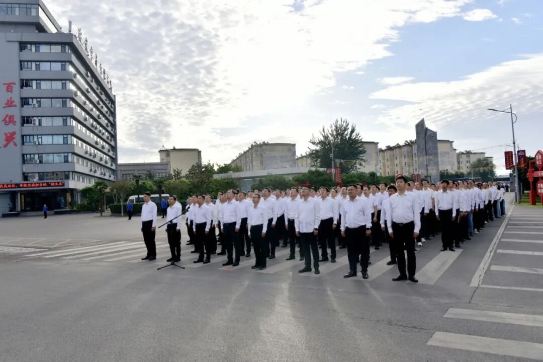 3.全体干部职工整齐着装、列队肃立.JPG