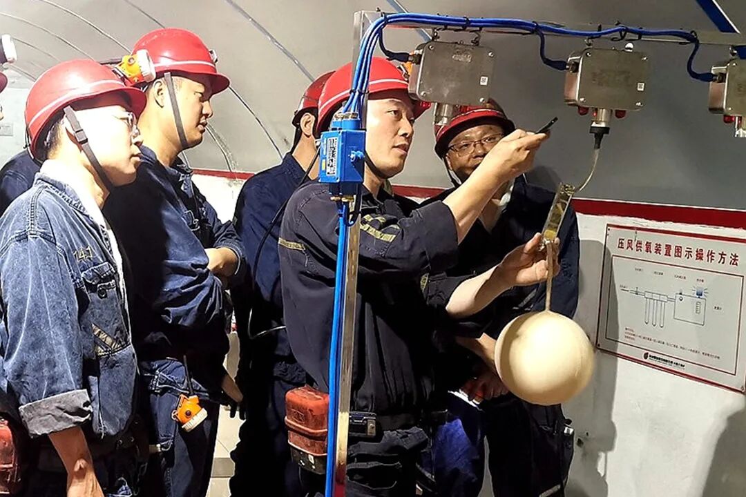 秦钦在井下现场与工友创新研究.jpg