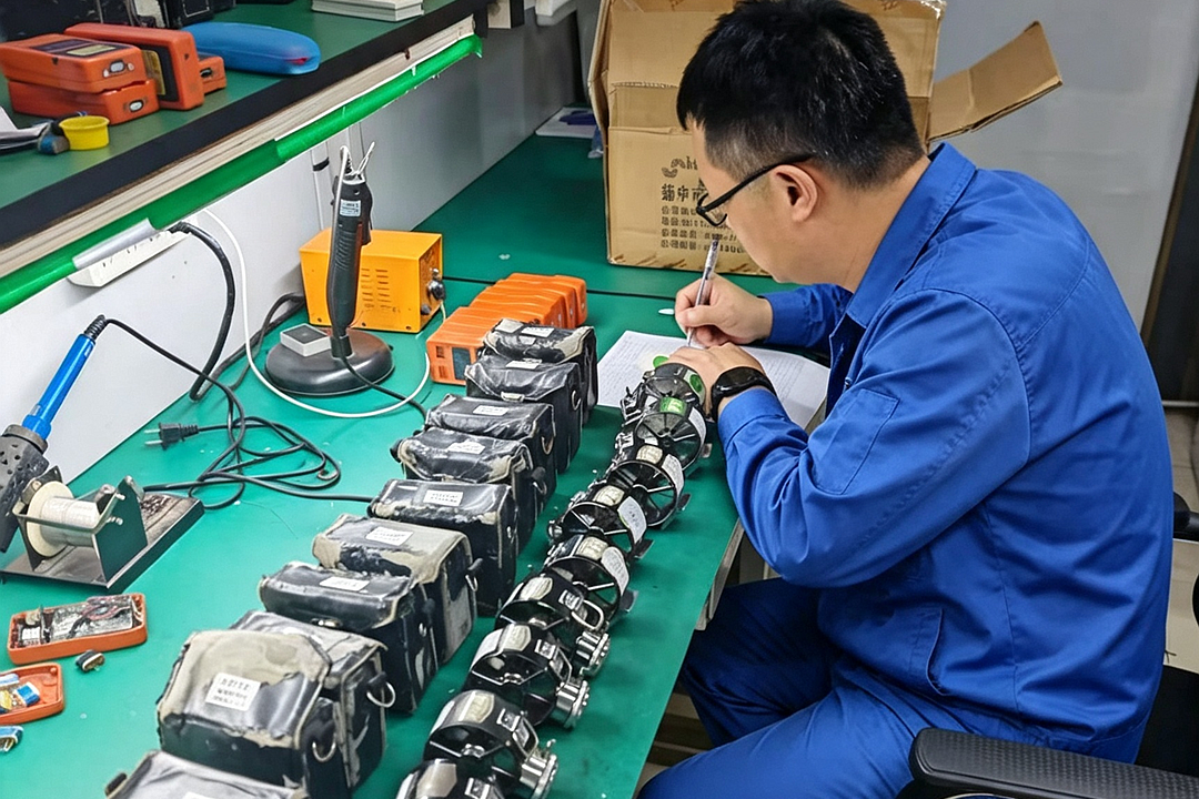 给图片中人全身p上蓝色工作服