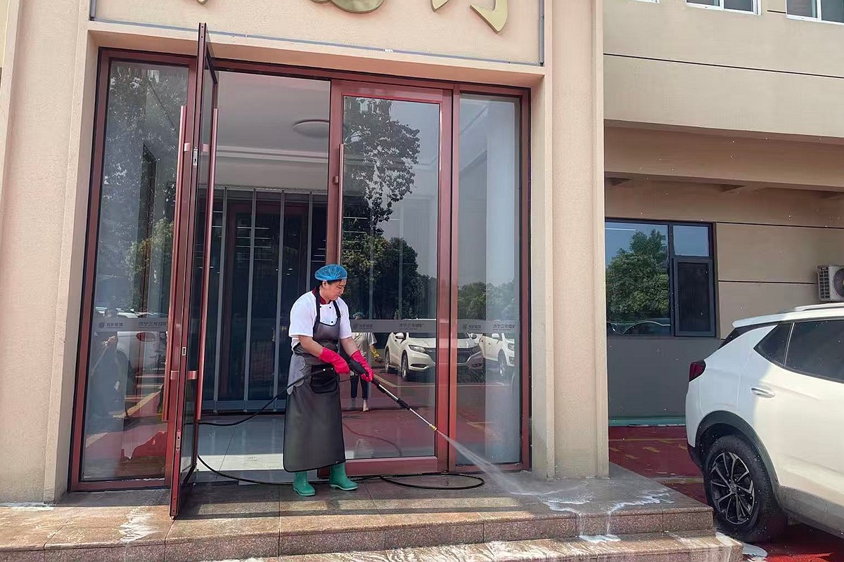 冲刷餐厅地面
