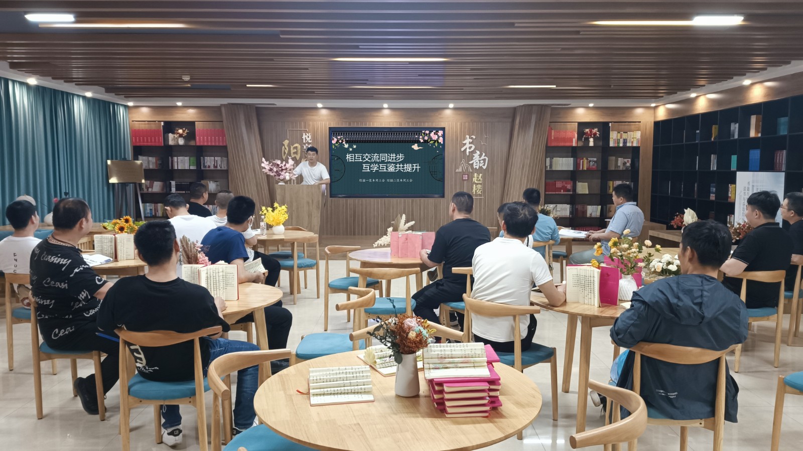 综掘一区、综掘二区联合开展读书活动