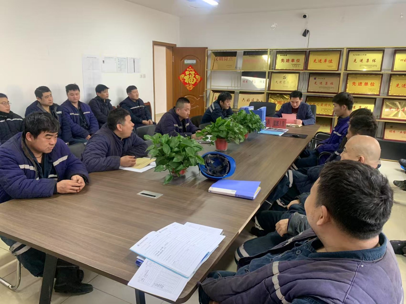 机电工区观看酒驾醉驾专题警示教育片《醉与罚》