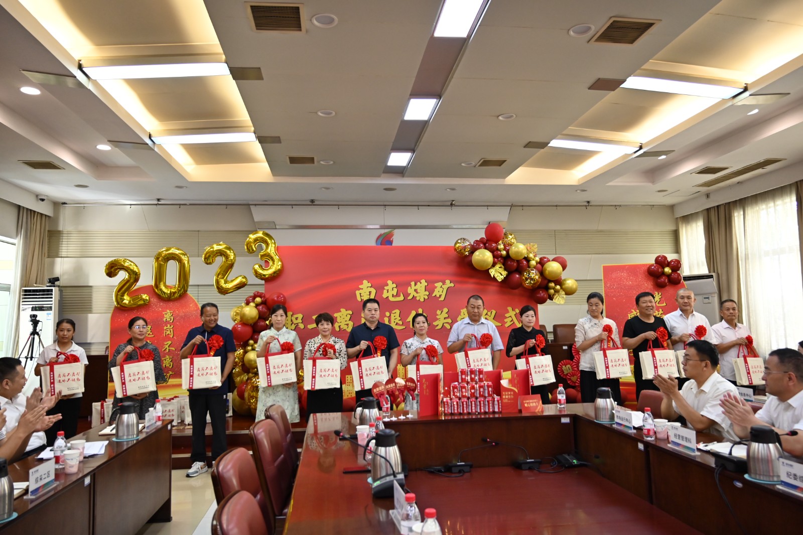 为退休职工代表发放纪念大礼包