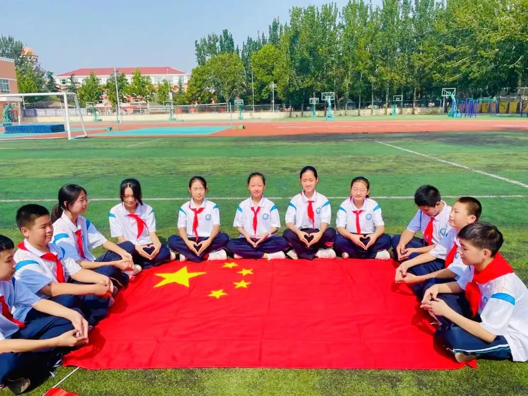 我们长在国旗下——城阳第五中学 拍摄者:徐瑞杰.jpg 我们长在国旗下——城阳第五中学 拍摄者:徐瑞杰.jpg