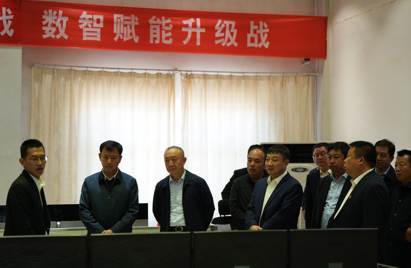 该图6为，参观望田煤业调度指挥中心