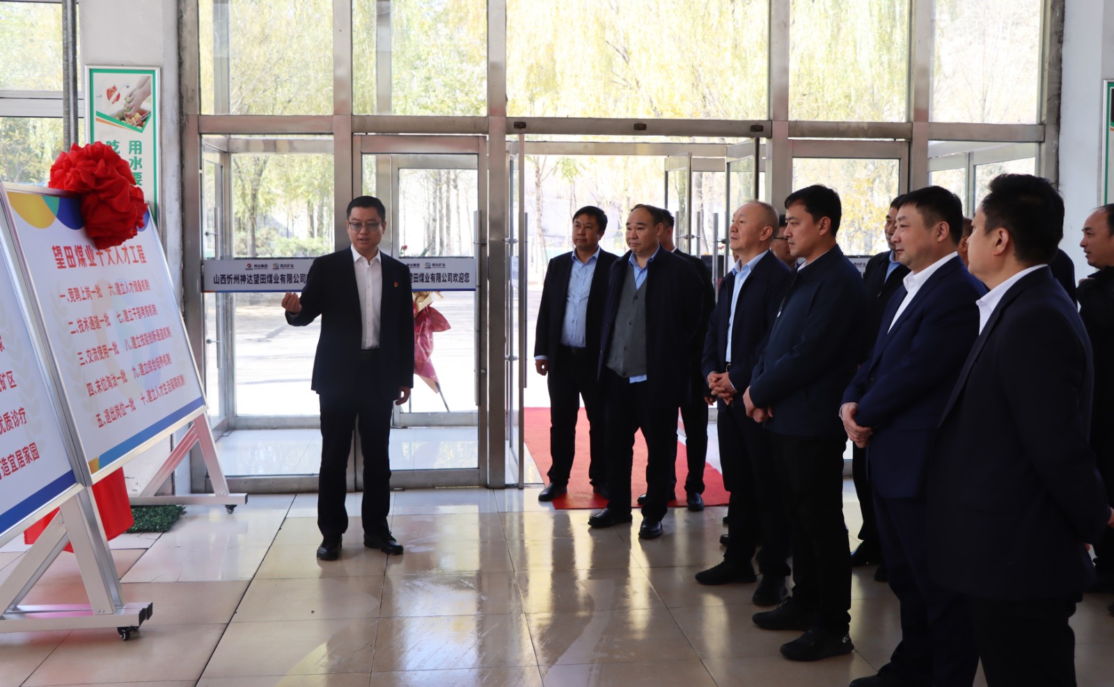 该图7为，参观职工餐厅