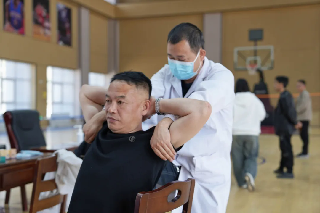 中医为职工进行推拿.jpg