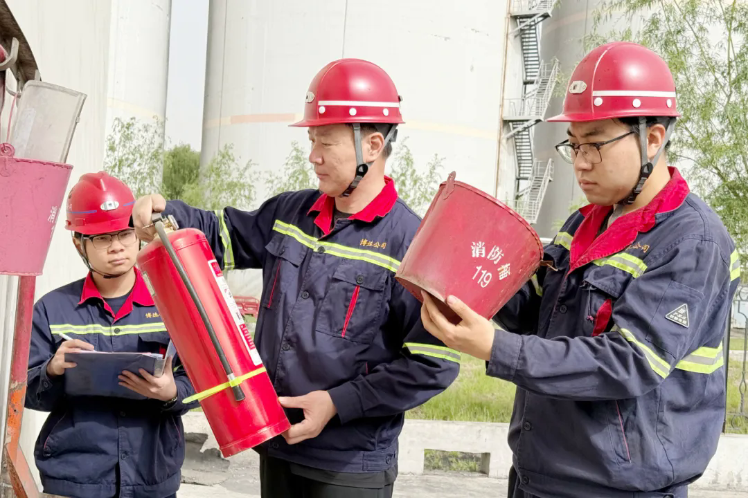 图为博选公司管理人员检查安全器材.jpg