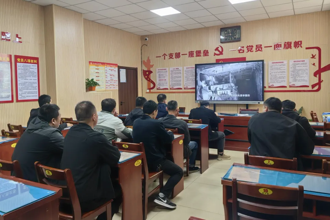 图为观看警示教育片.jpg