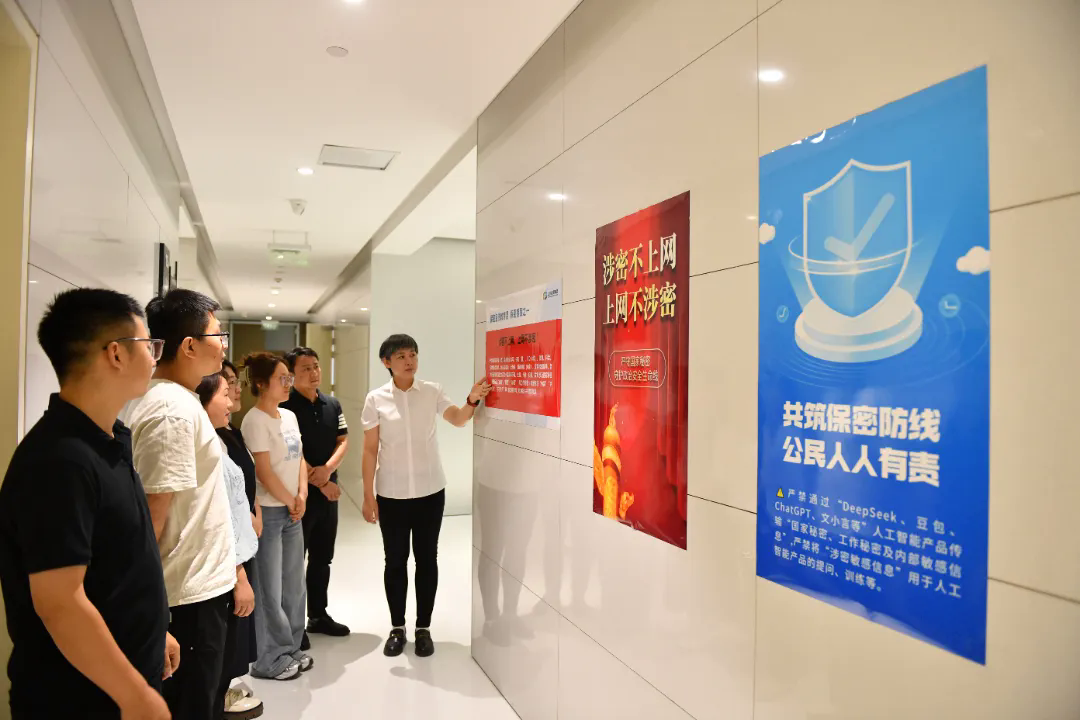 图为博选公司宣讲员讲解保密知识牌板.JPG