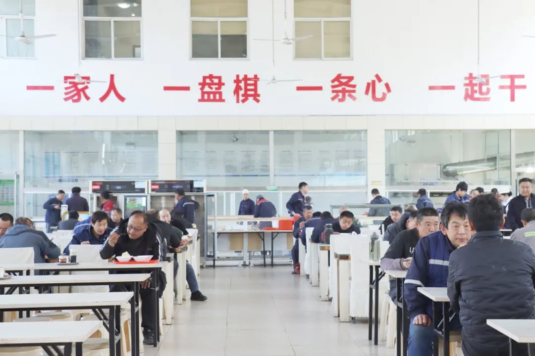 图为望田煤业食堂内部进行了改造升.JPG