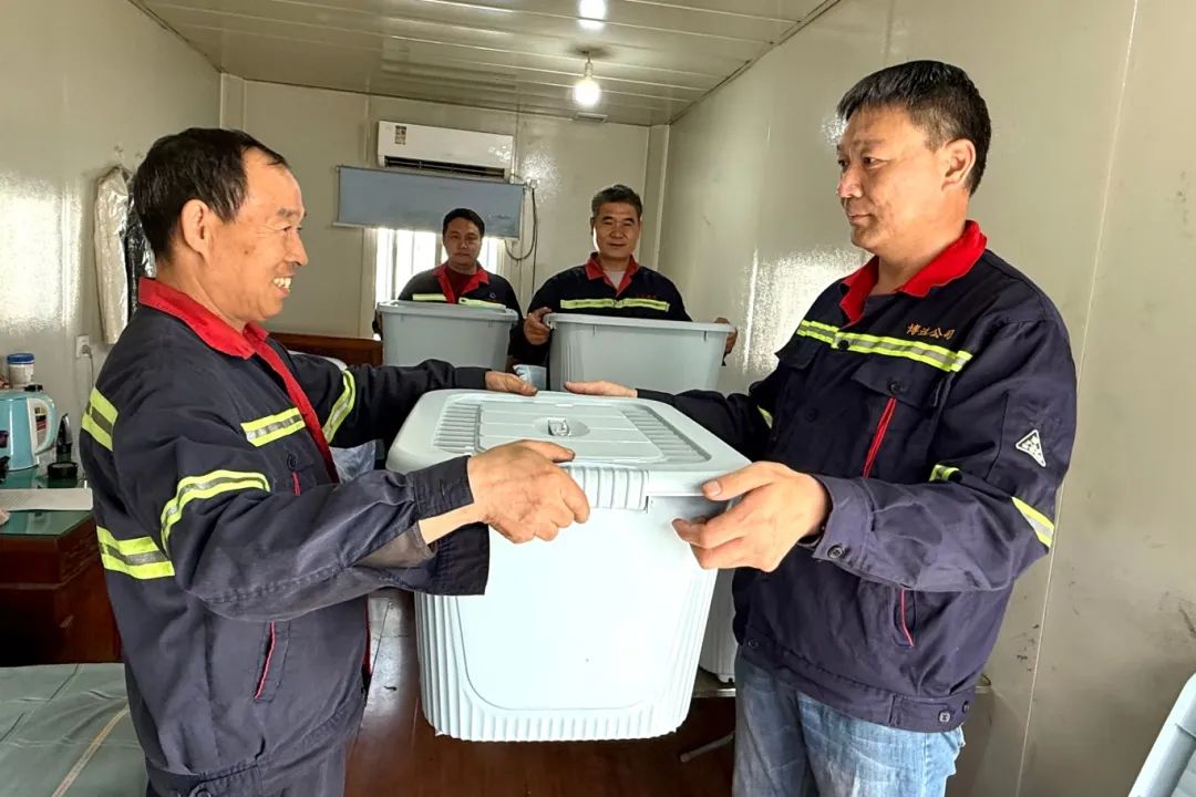 图为博选公司为职工发放生活用品.jpg