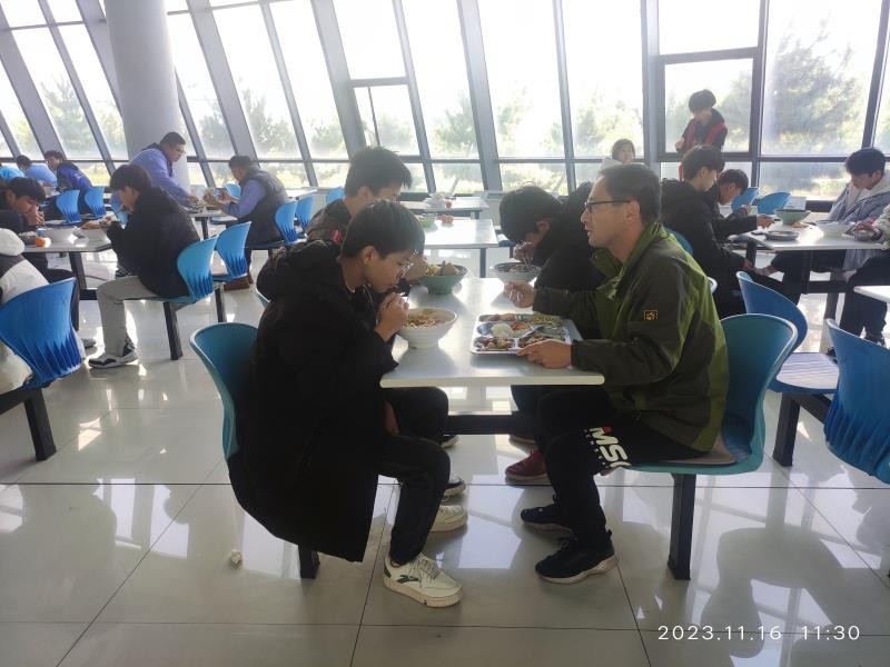 带队实习老师在餐厅与学生们交流