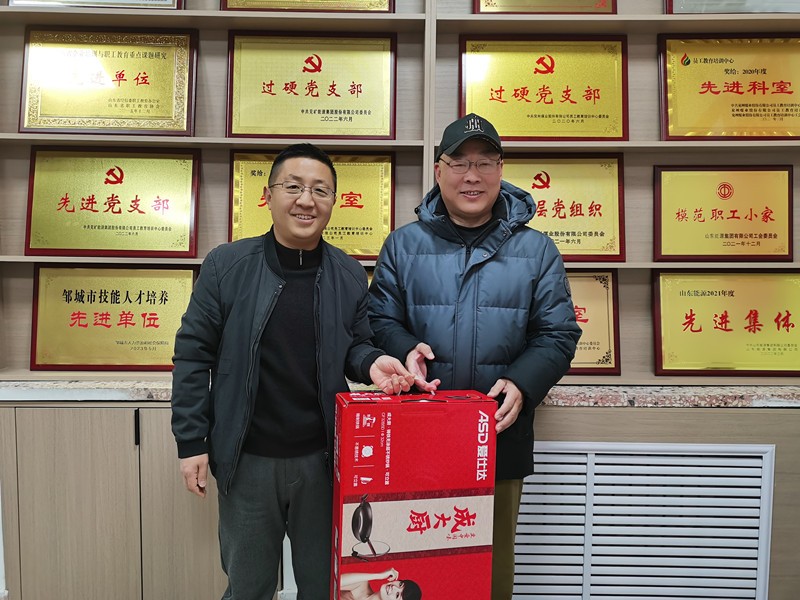冬日温情暖人心——教务部车间工会为退休职工发放纪念品