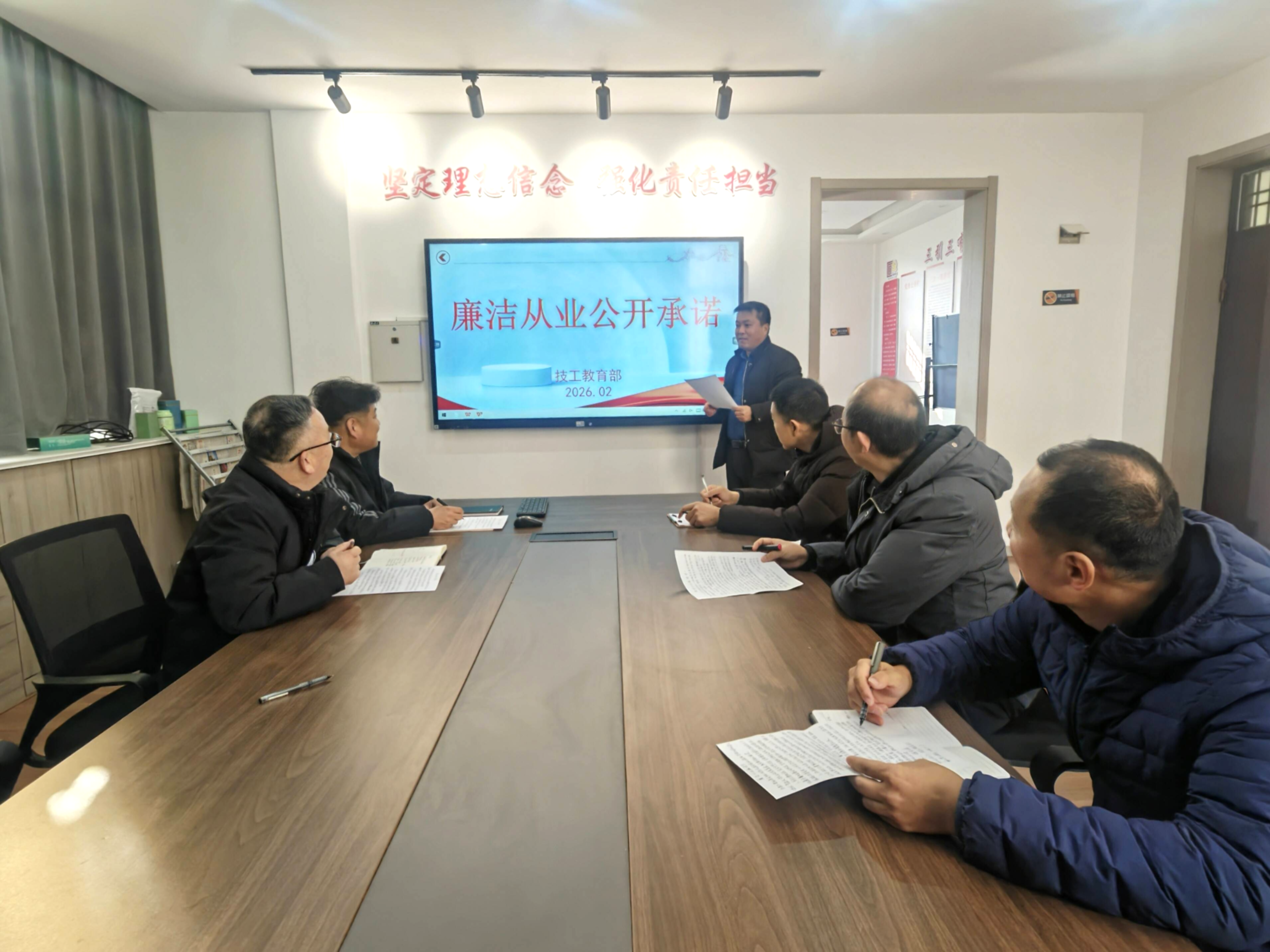 b6f3f71c21a84678bde78e9f9549055e