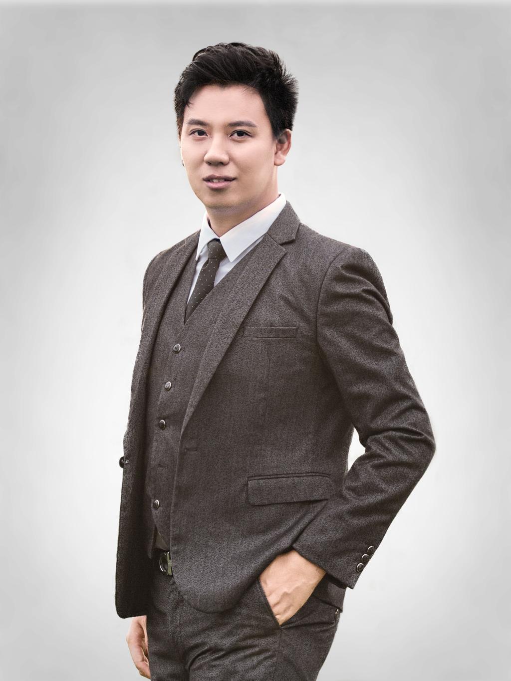 专业教师：张策