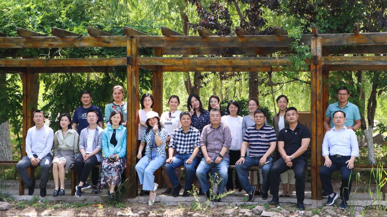 “责任于心，劳动于行”——新闻传播系党总支“美化校园环境”主题党日活动顺利开展